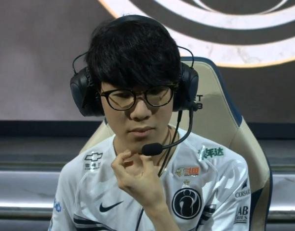 爱游戏注册平台TheShy焦点对战，杜兰特与30激战TES分钟，重要助攻胜负难料！赛场气氛高涨(杜兰特半场38分比赛回放)